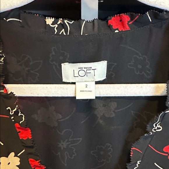 Loft black/red/taupe floral short sleeve v neck lined dress size 2 - Picture 2 of 3